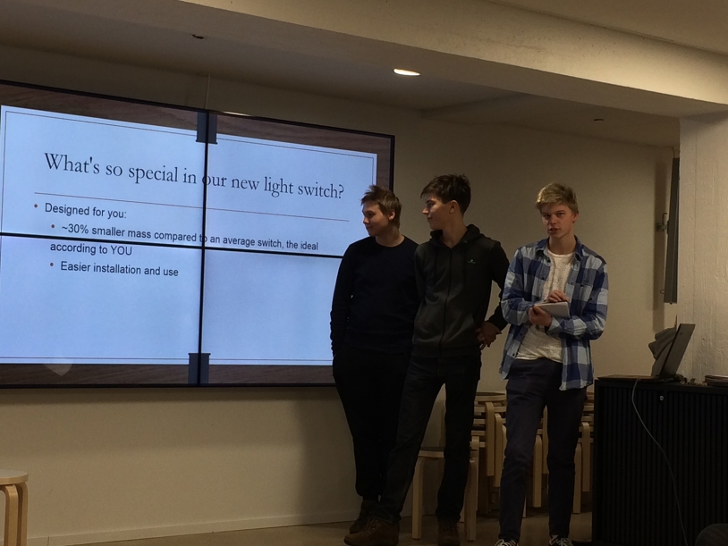 Töölön yhteiskoulun lukiolaisia Aalto-yliopistossa esittelemässä suunnittelemaansa valokatkaisijaa